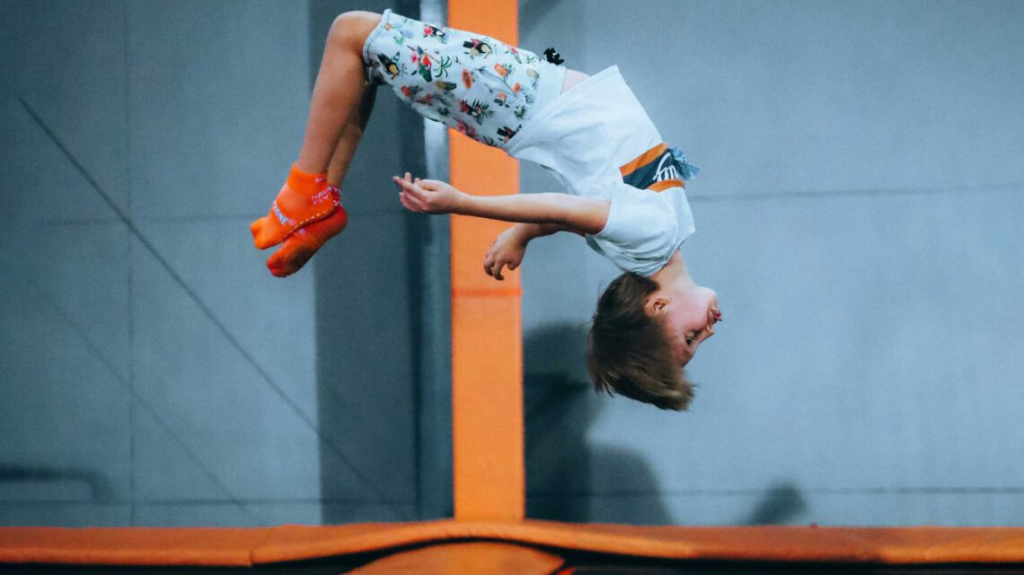 Junge springt auf Trampolin im Trampolinpark in Berlin Themenseite von Products of Berlin